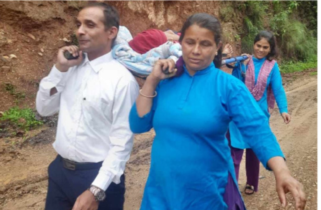 स्टेचरमा सुत्केरी बोकेर घर पुगे स्वास्थ्यकर्मी