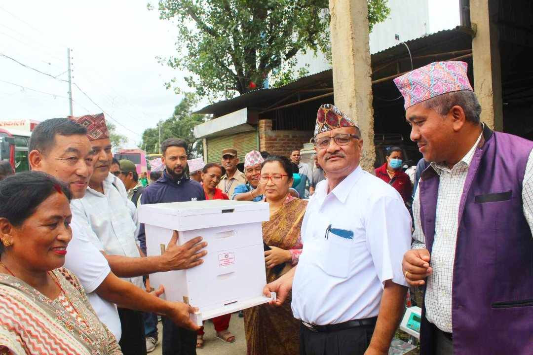 तानसेनमा किसानलाई अनुदानमा कृषि यन्त्र तथा मौरी सम्बन्धी सामाग्री प्रदान