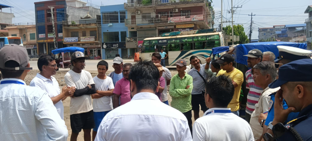 नवलपरासीमा अटोरेक्सा अनुगमन ; सवारीधनीले सवारी अनुमतिपत्र नलिएको पाईयो