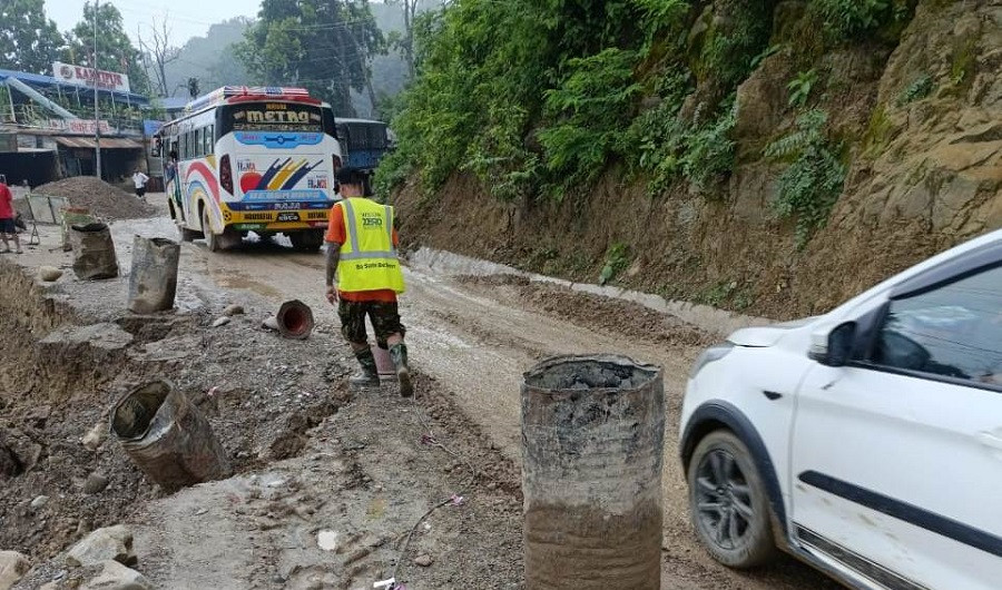 दाउन्नेका भासिएको सडक अझै बनेन भोलिसम्ममा मर्मत दुईतर्फी सञ्चालनमा आउने