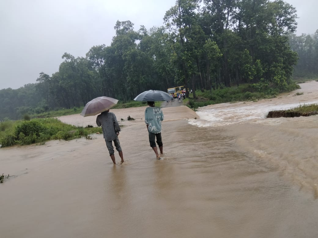 नवलपुरमा भारी वर्षा, सतर्क रहन आग्रह, ठाउँठाउँमा बाटो बगायो