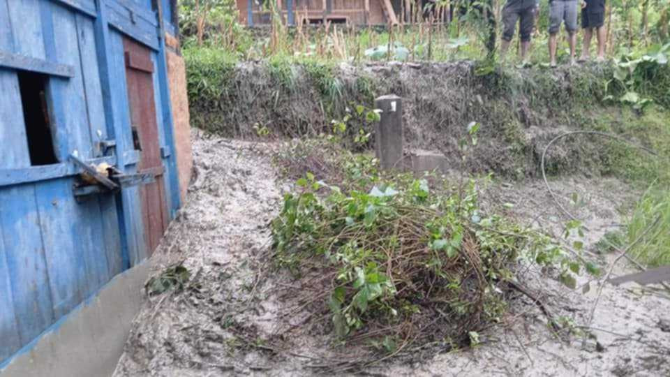 पहिरोले पोल बगाए पछि चार सय घरधुरी अन्धकारमा