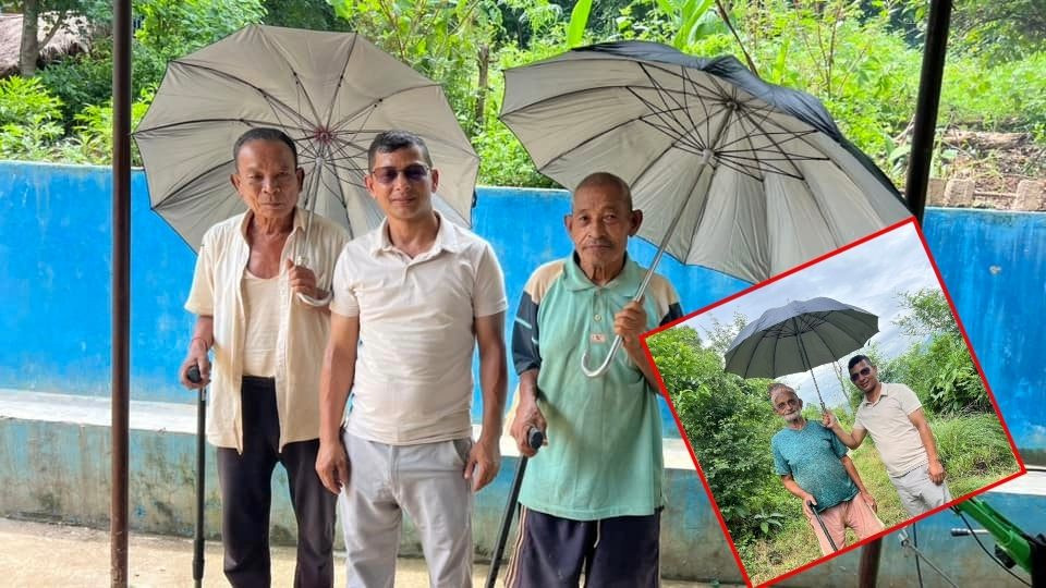 वडाध्यक्ष कार्कीद्वारा जेष्ठ नागरिकलाई छाता उपहार