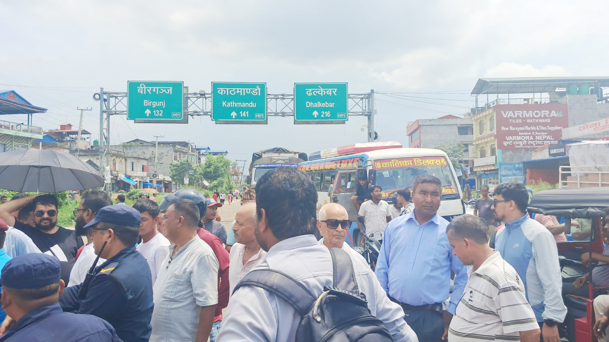 सडक निर्माणमा ढिलासुस्ती गरेको भन्दै चक्का जाम