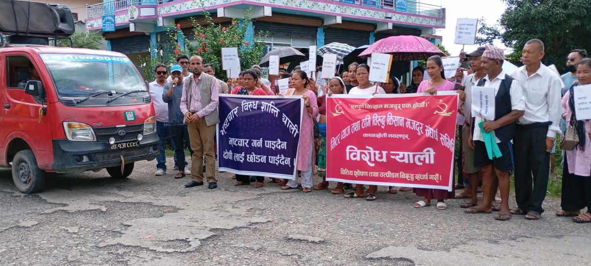 नवलपुरमा सरकारी वकिलले घुस खाएको भन्दै अदालत र सरकारी वकिलको कार्यालय अगाडि प्रदर्शन