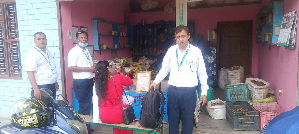 उद्योग बाणिज्य तथा उपभोक्ता हित संरक्षण निर्देशनालय बर्दघाटमा बजार अनुगमन