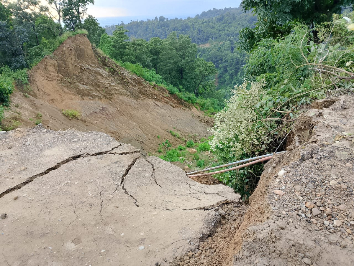 बुटवल नारायणगढ सडक खण्डको दाउन्नेमा सडक भासिएपछि सडक अवरुद्ध