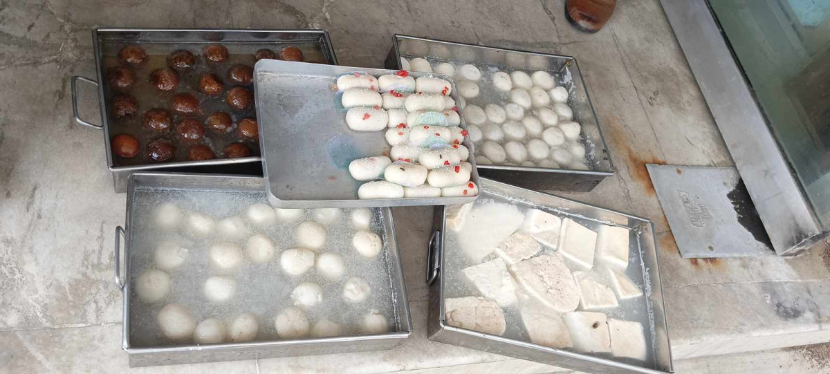 अमृत्तम स्वीटस्मा मिठाईमा भेटियो किरा र ढुसी