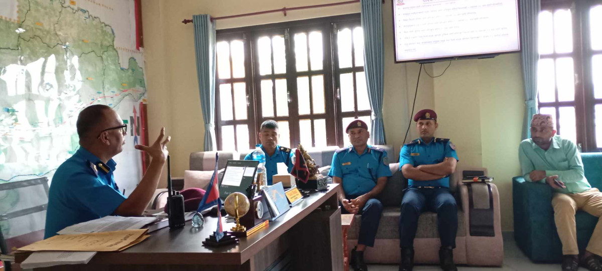 नवलपुरमा सार्वजनिक बसमा सादा पोशाकका प्रहरीले निगरानी गर्ने