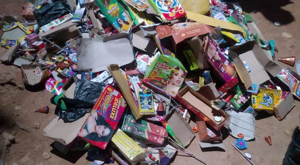 नवलपुरमा २ बोरा पटेका र कपडा बरामद