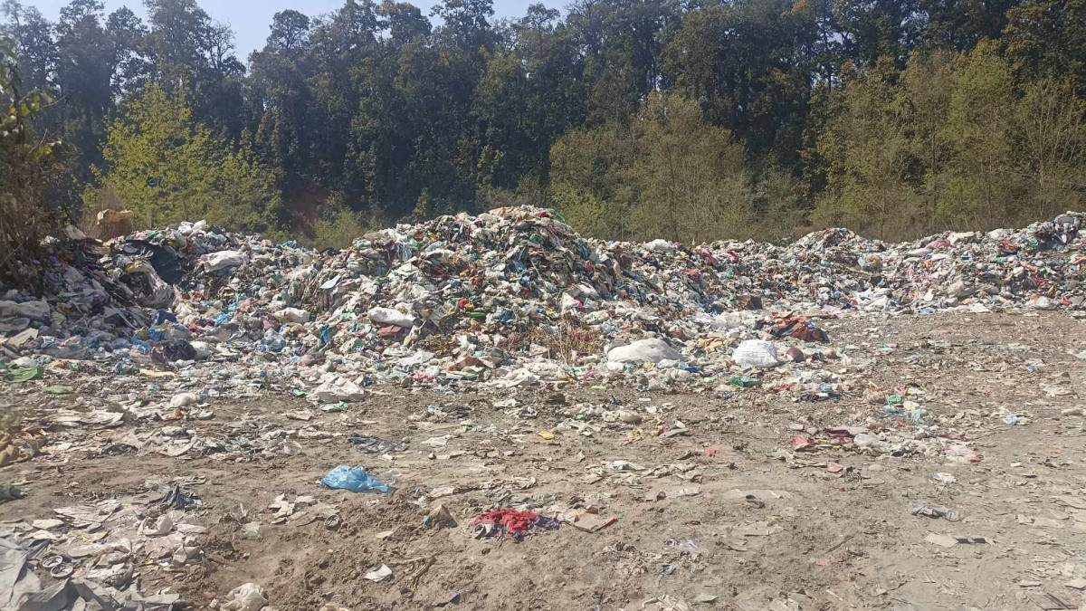 सामुदायिक वनले फोहोर फाल्न नदिएपछि कावासोतीमा एक सातादेखि फोहोर उठ्न सकेन
