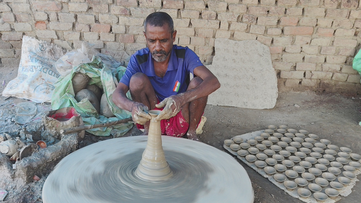 माटाका भाँडाको काम पुस्तान्तरण नहुँदा पेशा संकटमा