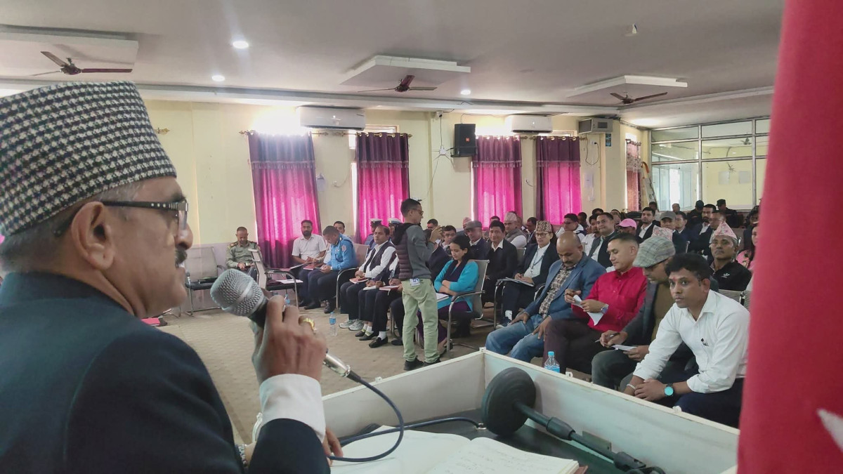 नवलपरासीमा सरकारी कार्यालयहरुमा  ढिलासुस्तीले कामले गर्दा जनतालाई सास्ती खेप्नुपरेको