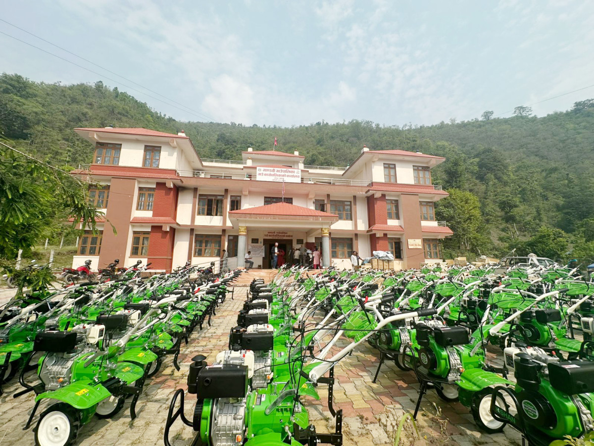 माण्डवीका कृषकलाई कृषि औजार वितरण