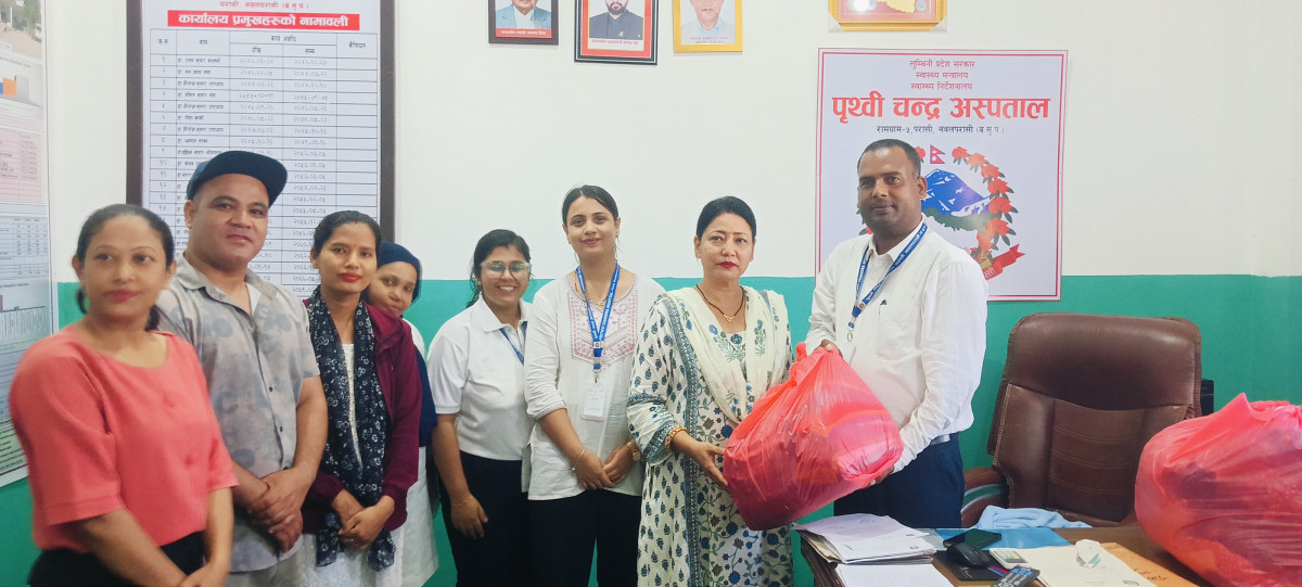 संकट व्यवस्थापन केन्द्रलाई कपडा वितरण