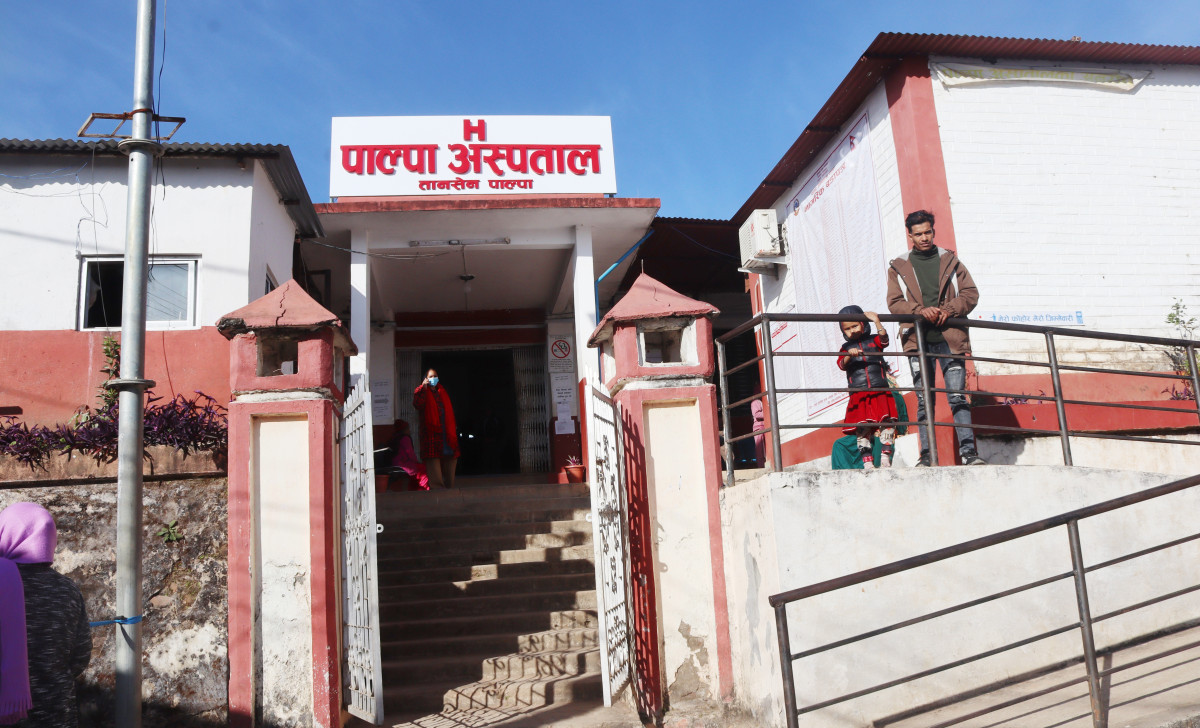 पाल्पा अस्पतालमा सेवा र  बिरामी बढ्दै