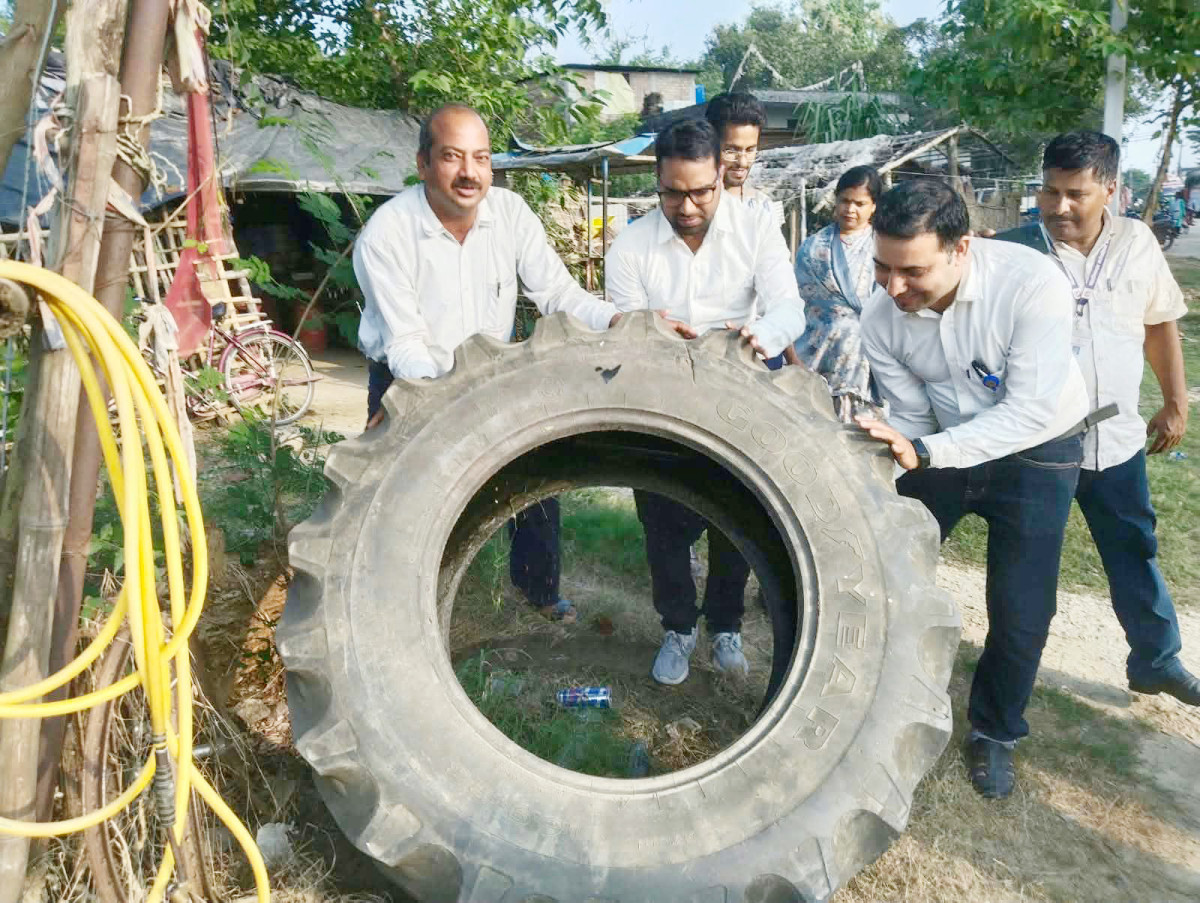 डेंगु नियन्त्रण गर्न नवलपरासीमा लामखुट्टेको बासस्थान खोज्दै नष्ट गरिँदै